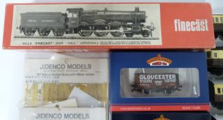 A collection of Bachmann, Jindenco and similar 00 gauge model railway coaches and wagons, some in