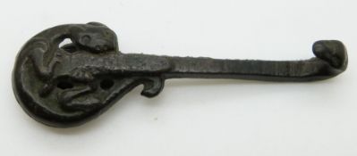 Chinese bronze cloak or belt hook in the form of a phoenix, L6.2cm
