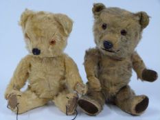Two Teddy bears with articulated limbs and blonde mohair, largest 32cm.