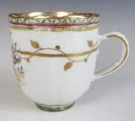 An 18thC Worcester first period coffee can with hand painted flower decoration, H6.3cm