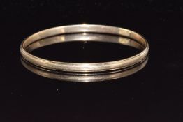 A 9ct gold bangle, 17.2g