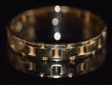 An 18ct gold ring with chain decoration, 2.5g, size N