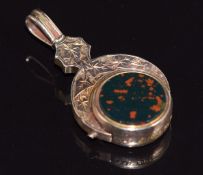 Victorian 9ct gold swivel fob set with blood stone and agate with engraved ivy decoration,