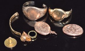 A section of 18ct gold signet ring (6.6g), 9ct gold signet ring, loose 9ct gold pieces (5.4g)