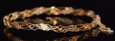 A 9ct gold bangle with ivy decoration, 9.3g