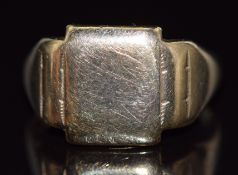 A 9ct gold signet ring, 6.7g, size S/T