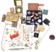 A collection of jewellery including Hollywood pendant, 9ct gold cameo pendant, Exquisite brooch, 9ct