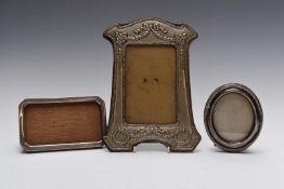 George V Art Deco hallmarked silver photograph frame, to suit 5x3 inch photo, with oak easel back to