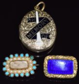 An early 20thC mourning locket with engraved floral decoration set with enamel reading 'In Memory