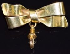 A 15ct gold bow brooch with clip, 5.3g, 3.5 x 1.4cm