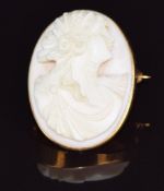 A 10k gold brooch set with a cameo, 8g, 3 x 2.3cm