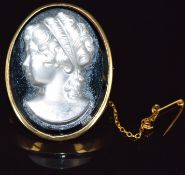 A 14k gold brooch / pendant set with a cameo, 3.5 x 2.8cm
