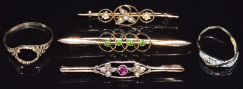 Three 9ct gold brooches set with garnet, seed pearls and paste and two 9ct gold rings, 7.3g