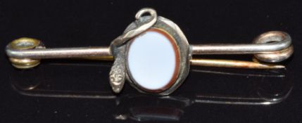 Victorian brooch set with agate and serpent decoration, 4cm long