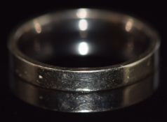 An 18ct white gold wedding ring/ band, 3.2g, size N/O