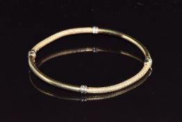 A 9ct gold bangle with textured detail, 4.6g