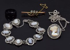 A 9ct gold brooch (1.7g), white metal bracelet and pendant/brooch set with mother of pearl cameos