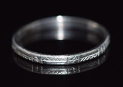 Art Deco platinum ring/ wedding band with engraved decoration, 2.9g, size S/T