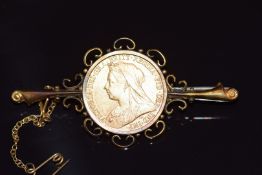 Victoria 1901 gold full sovereign with Melbourne mint mark, in 9ct gold brooch mount, 11.5g all in