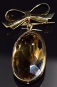 A 9ct gold bow brooch set with a large oval cut citrine, 14.4g, 5 x 3cm
