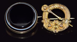 Victorian 9ct gold brooch set with a banded agate cabochon, verso a locket compartment, together