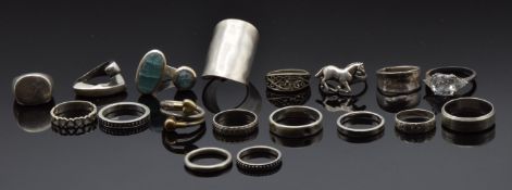 Eighteen silver rings, one set with fluorite, 92g