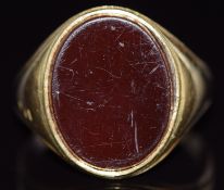 A yellow metal signet ring set with carnelian agate, 9.7g, size S/T