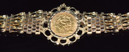 George V 1911 gold half sovereign in 9ct gold gate link bracelet, 11.6g