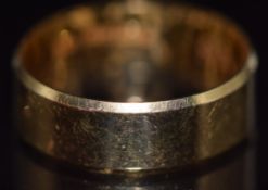 An 18ct gold wedding band/ring, 5.5g, size size S/T