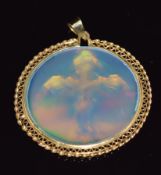 A yellow metal pendant set with a 3D cross, 4.5cm diameter