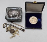 Georgian silver pill box, marked only with maker's mark SP, diameter 2.5cm, hallmarked silver Brandy