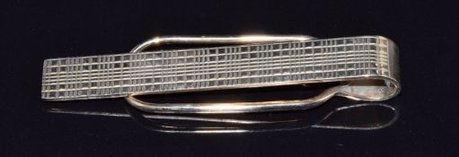 A 9ct gold money clip with textured detail, 6.1g