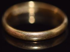 A 22ct gold wedding band/ ring, 2.5g, size J