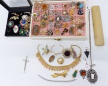 A collection of jewellery including Sarah Coventry brooches, other vintage brooches, etc