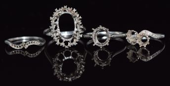 Four white metal ring mounts, 11.9g