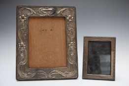 Edward VII hallmarked silver photograph frame to suit approximately 8x6 inch photograph, with oak