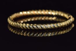 A 9ct gold bangle with ridged decoration 13.9g