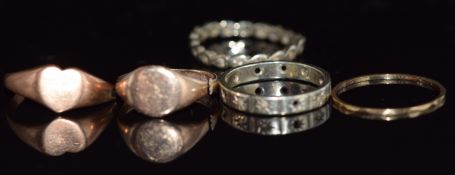 Two sections of 9ct gold signet rings (4g), and three other yellow metal rings