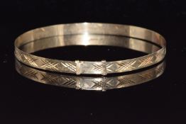 A 9ct gold bangle with cut out decoration, 3.9g