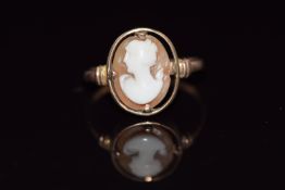 A 9ct gold ring set with a cameo, 1.6g, size I