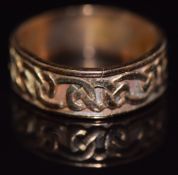 A 9ct gold ring with Celtic decoration 7.2g, size U