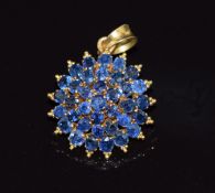 An 18ct gold pendant set with set with sapphires in a cluster, 2.5cm x 1.8cm