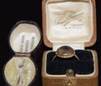 A 9ct gold ring (2.2g) and two vintage ring boxes 'Joseph Box, Cheltenham' and 'Saqui & Lawrence,