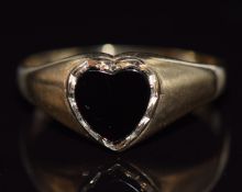 A 9ct gold ring set with a heart cut onyx cabochon, 1.5g, size K/L