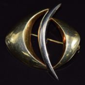 A 14ct gold bi-coloured brooch, 5.7g, 3.2cm