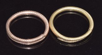Two Victorian loops with textured detail, 4.7g