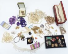 A collection of jewellery including vintage brooches, silver, necklaces, etc