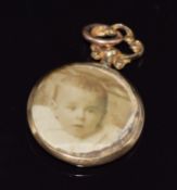 A 9ct gold locket, Glasgow 1915, 2.4cm diameter