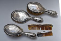 Walker & Hall Edward VII hallmarked silver dressing table set comprising hand mirror, two brushes