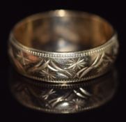 A 9ct gold wedding band/ ring with engraved decoration, 4.1g, size P